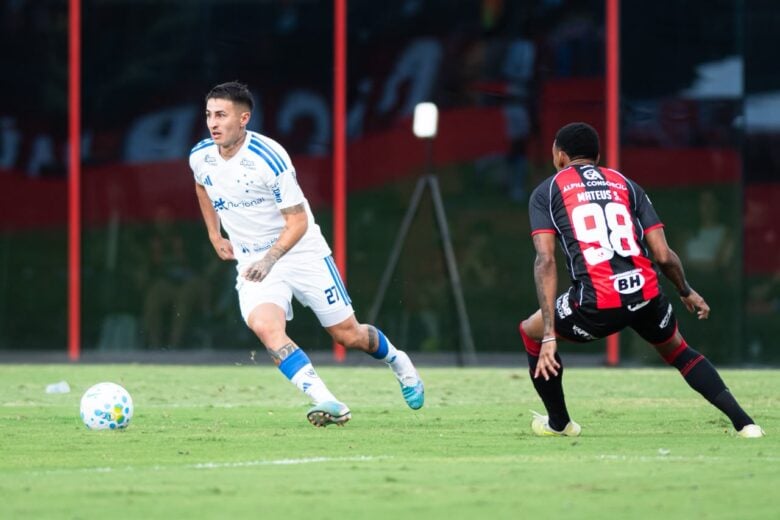 Cruzeiro reage no segundo tempo, vira sobre o Vitória e vence por 3 a 1 em Salvador