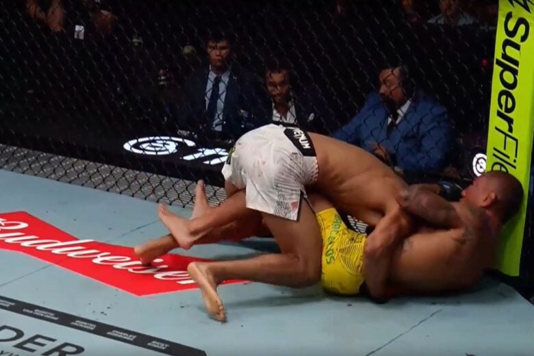 Brasileiro perde consciência durante luta no UFC e é levado ao hospital