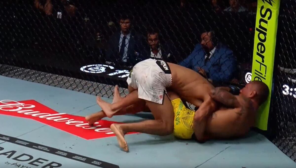 Brasileiro perde consciência durante luta no UFC e é levado ao hospital