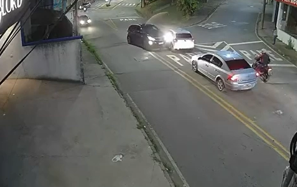 Batida inusitada entre carros é flagrada por câmera no bairro Major Lage de Baixo, em Itabira