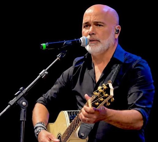 Helicóptero com cantor sertanejo Rick, da dupla com Renner, desaparece em Santa Catarina