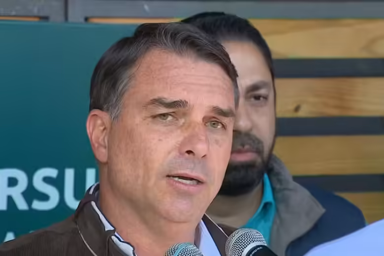 Flávio e oposição pedem afastamento de Moraes após novas revelações sobre relação com Vorcaro