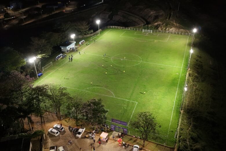 Campo do União ganha iluminação e amplia uso esportivo no bairro Água Fresca, em Itabira