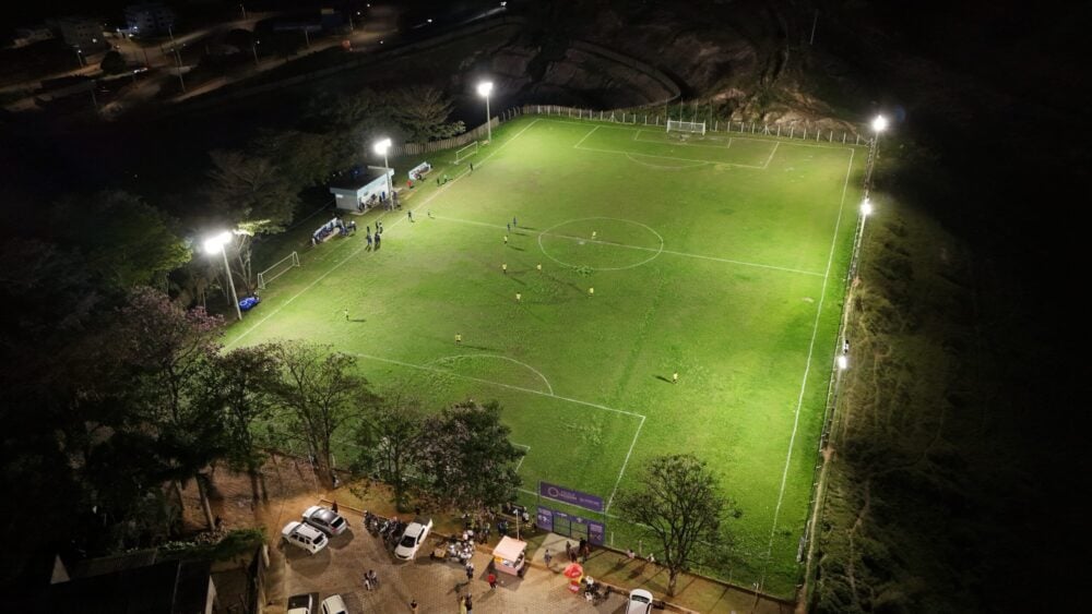Campo do União ganha iluminação e amplia uso esportivo no bairro Água Fresca, em Itabira