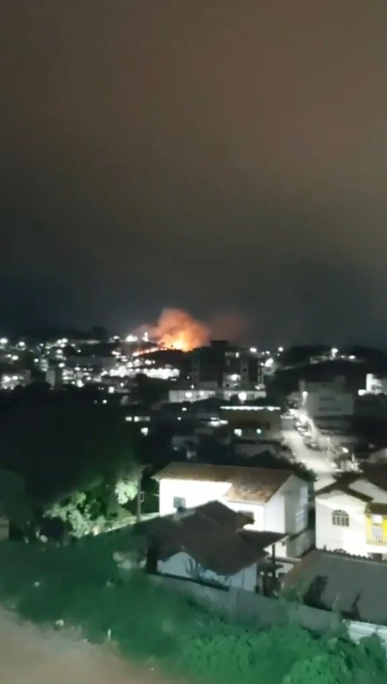 Incêndio é controlado antes de atingir capela e residências em Barão de Cocais