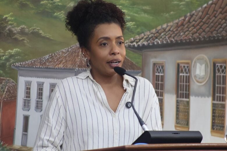 Elaine Mendes ocupa tribuna da Câmara e defende arborização como estratégia contra emergências climáticas em Itabira