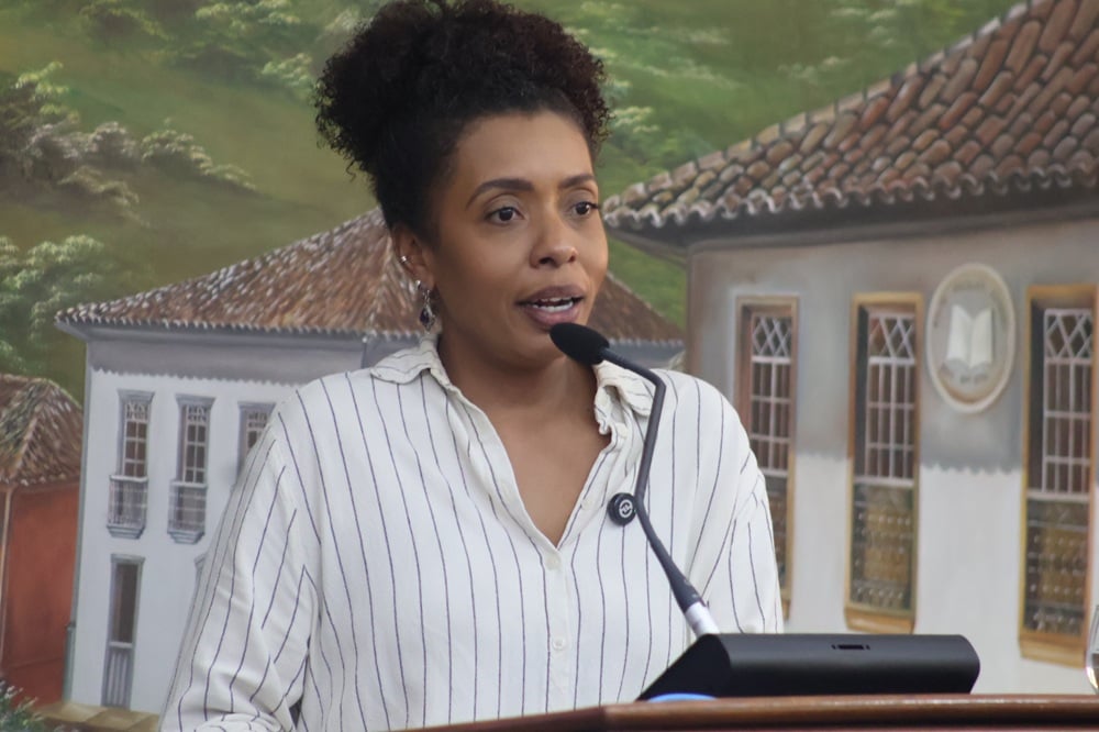Elaine Mendes ocupa tribuna da Câmara e defende arborização como estratégia contra emergências climáticas em Itabira
