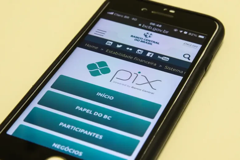 Hacker invade celular de empresário e limpa R$ 50 mil via Pix, mas Justiça responsabiliza o banco e manda restituir o valor
