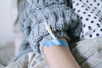 Demitida por faltar ao trabalho por quimioterapia é indenizada em R$ 1,2 milhões
