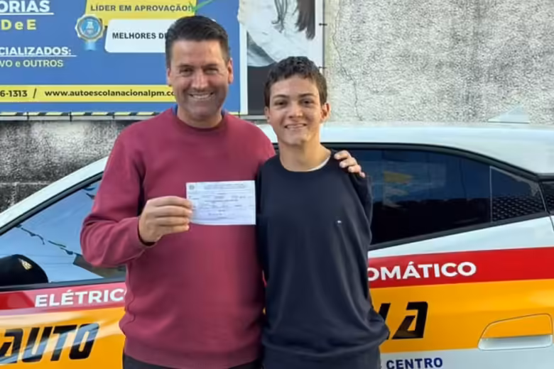 Nascido sem os braços, jovem de Minas Gerais conquista CNH e dirige usando os pés