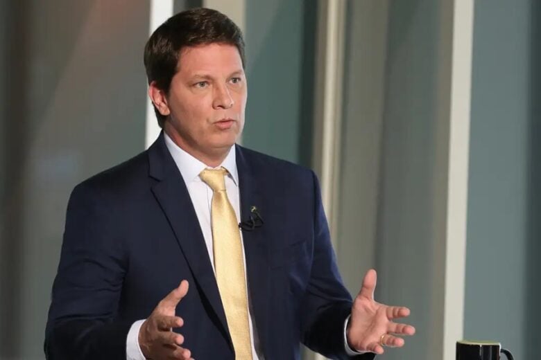 Flávio Dino cita risco de evasão e proíbe deputado Mario Frias de deixar o Brasil