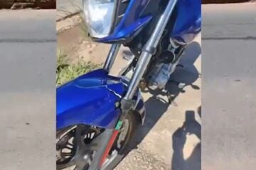 Pneu de moto estoura após passar por buraco e dois ocupantes são arremessados ao chão na MG-129
