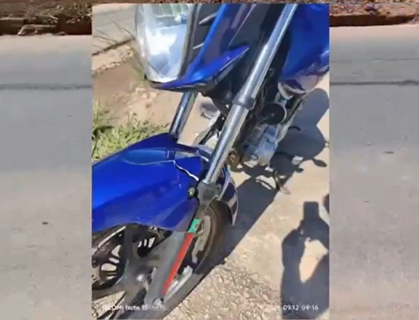 Pneu de moto estoura após passar por buraco e dois ocupantes são arremessados ao chão na MG-129