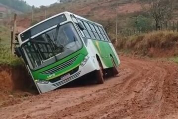 Ônibus derrapa em estrada rural e cai em canaleta na região do Candidópolis, em Itabira