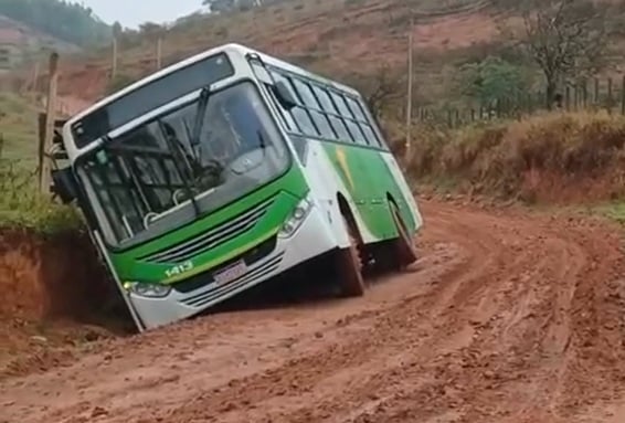 Ônibus derrapa em estrada rural e cai em canaleta na região do Candidópolis, em Itabira