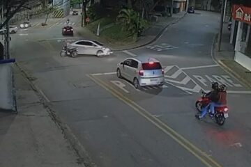 Batida entre carro e motocicleta é registrada no bairro Caminho Novo, em Itabira