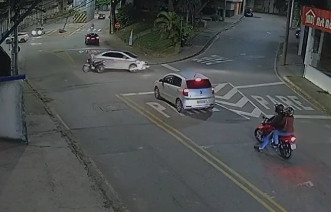Batida entre carro e motocicleta é registrada no bairro Caminho Novo, em Itabira
