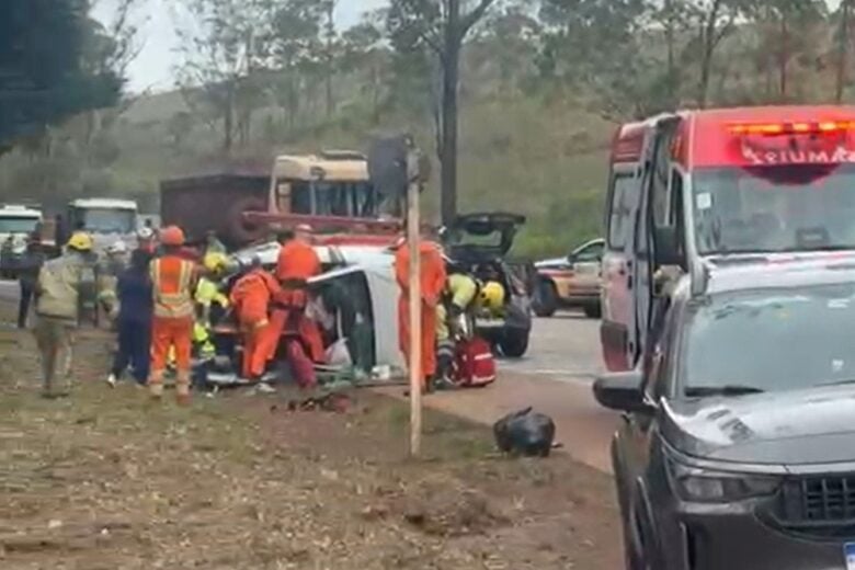 Acidente entre dois carros deixa uma pessoa morta e três feridas na BR-356, em Itabirito