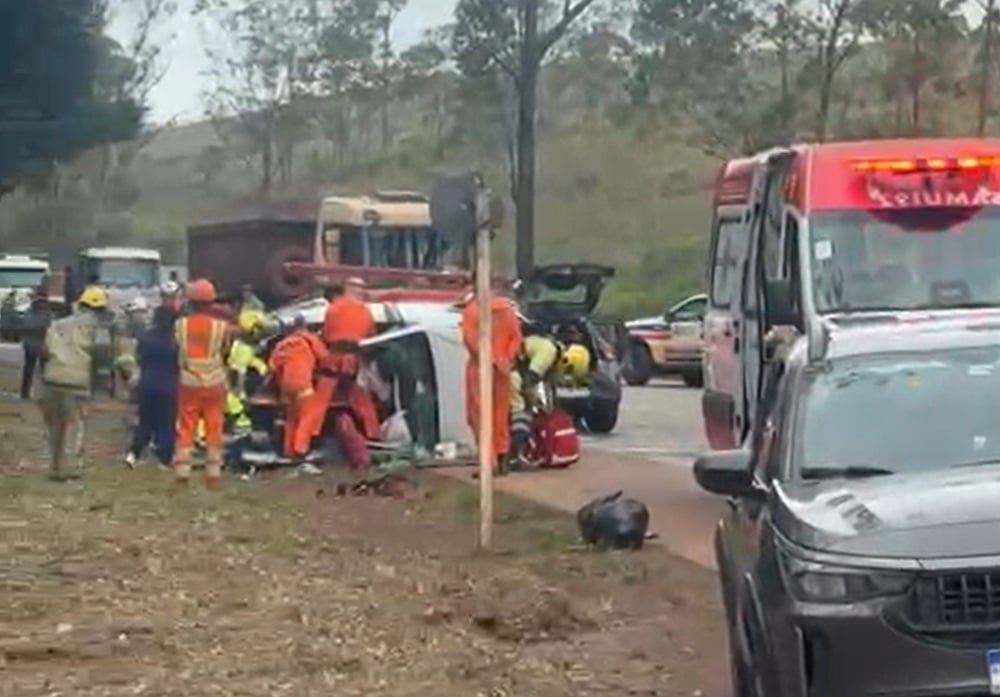 Acidente entre dois carros deixa uma pessoa morta e três feridas na BR-356, em Itabirito