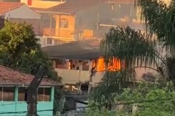 Incêndio em imóvel mobiliza bombeiros no bairro Gabiroba, em Itabira