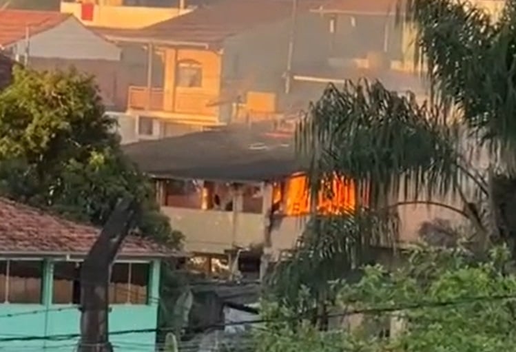 Incêndio em imóvel mobiliza bombeiros no bairro Gabiroba, em Itabira