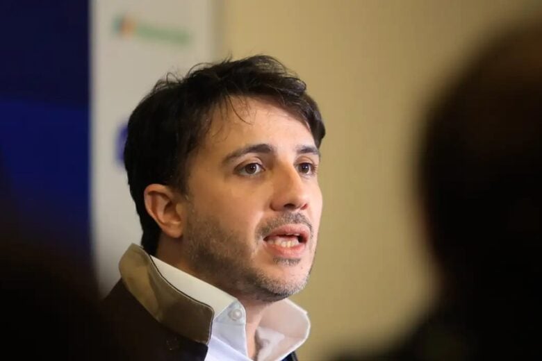 Eleições 2026: Renan Santos propõe cortes na Previdência e alterar pisos da saúde e educação