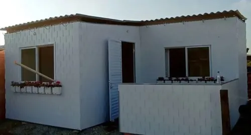 Mãe de nove filhos recebe casa construída em 15 horas com plástico reciclável