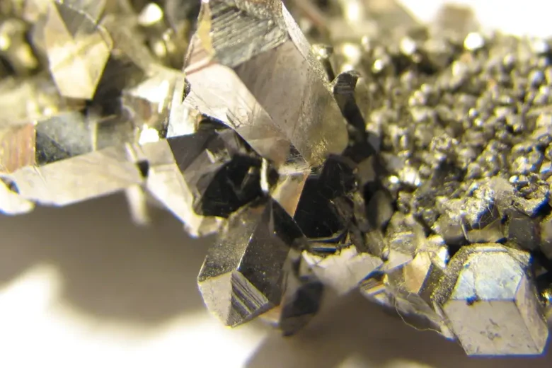Política de minerais críticos pode repetir erros históricos da mineração, alerta AMIG