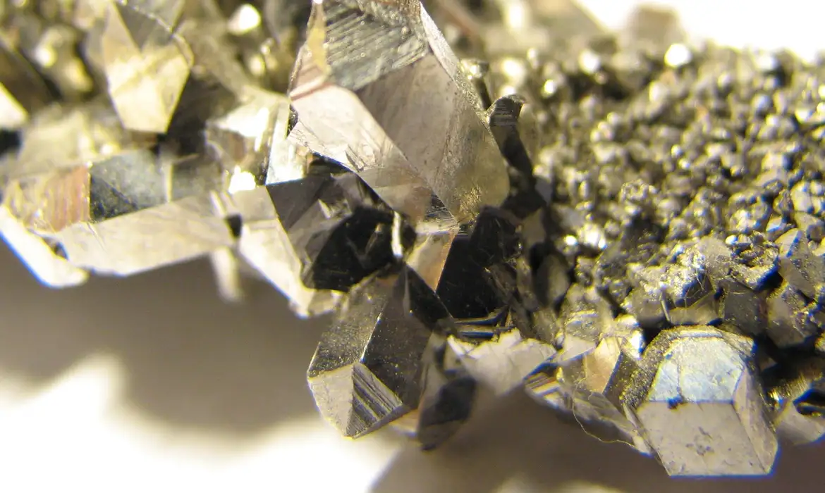 Política de minerais críticos pode repetir erros históricos da mineração, alerta AMIG