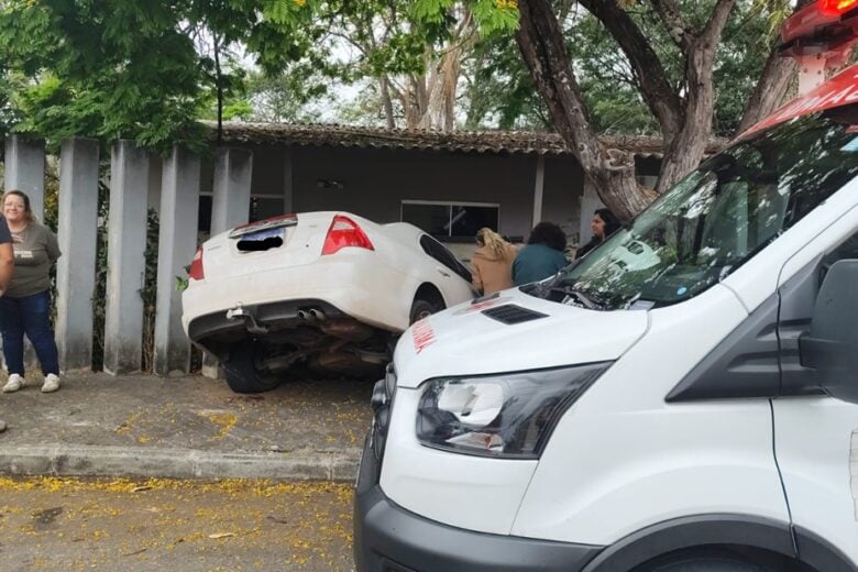 Motorista passa mal e carro atravessa muro da Amepi em João Monlevade