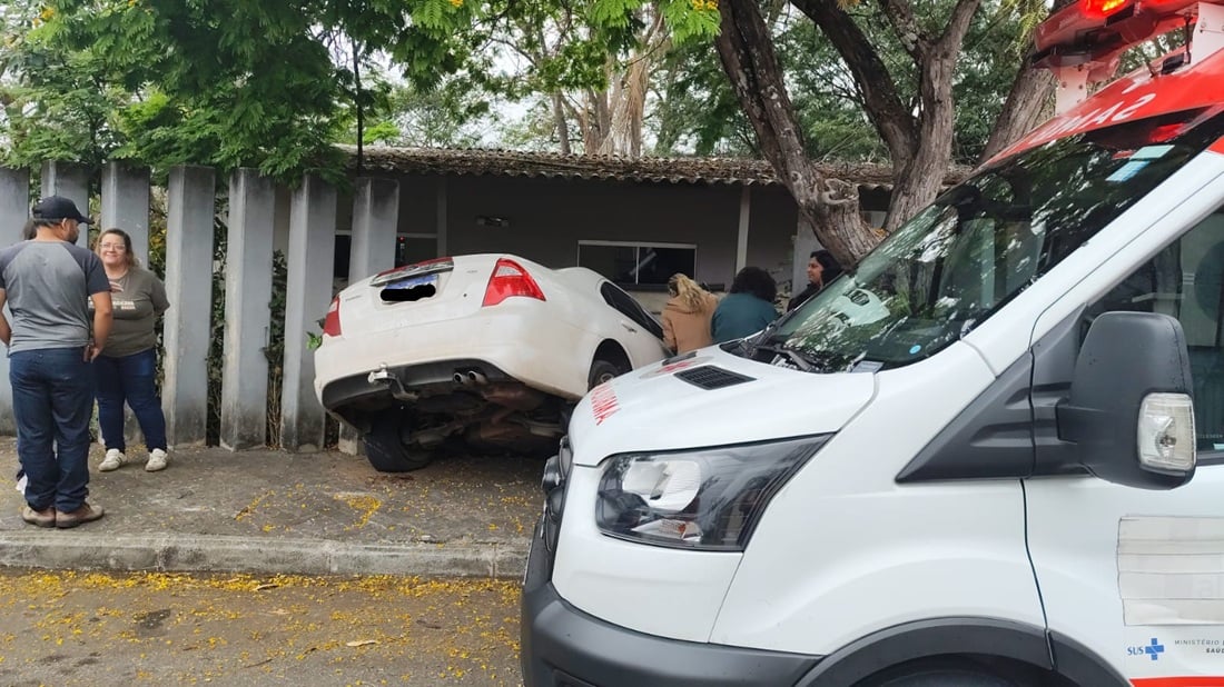 Motorista passa mal e carro atravessa muro da Amepi em João Monlevade