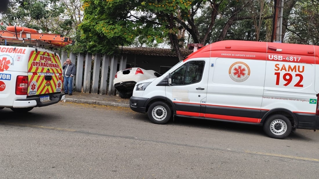 Motorista passa mal e carro atravessa muro da Amepi em João Monlevade