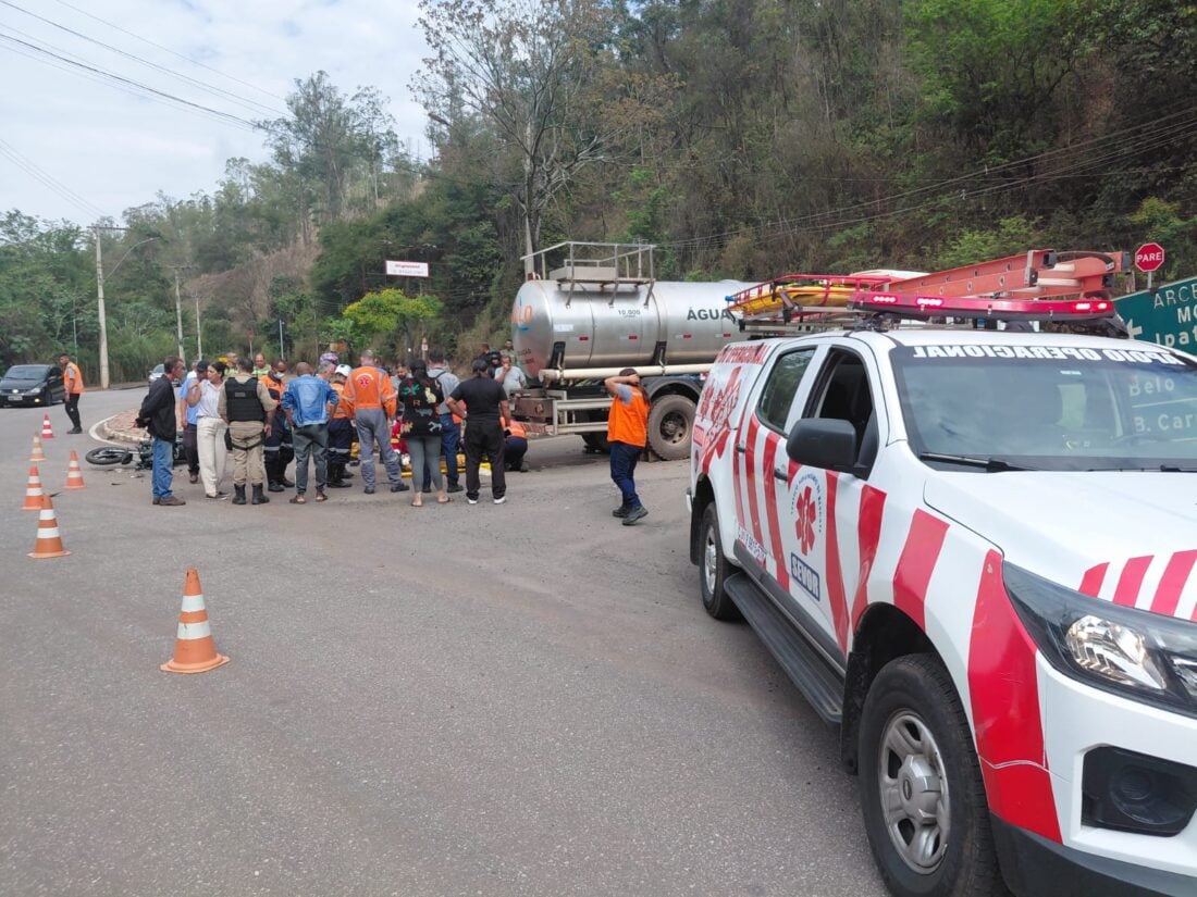 Jovem de 19 anos fica ferido após moto bater em caminhão em João Monlevade