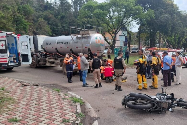 Jovem de 19 anos fica ferido após moto bater em caminhão em João Monlevade