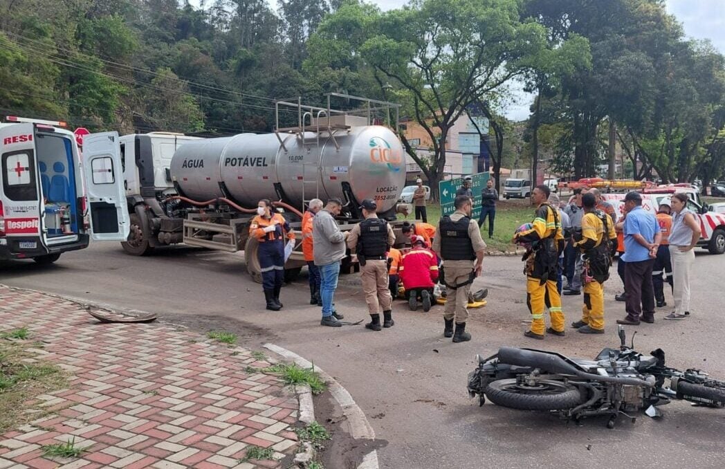 Jovem de 19 anos fica ferido após moto bater em caminhão em João Monlevade