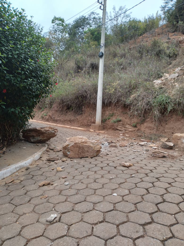 Desprendimento de rochas ameaça casas e leva moradores a deixarem área em Bela Vista de Minas