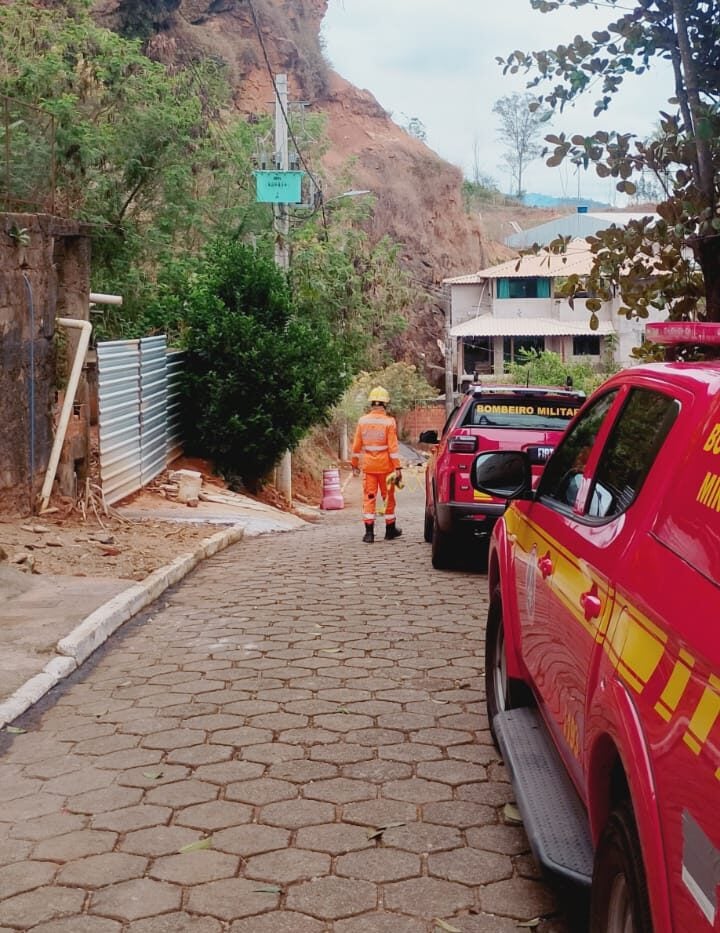 Desprendimento de rochas ameaça casas e leva moradores a deixarem área em Bela Vista de Minas