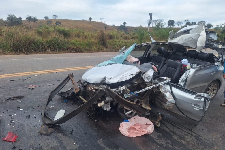 Tio e sobrinho de 10 anos ficam feridos após Gol bater em caminhão na MG-434