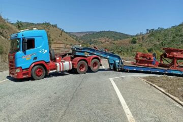 Carreta fica presa em trevo próximo à Barragem Santana, em Itabira