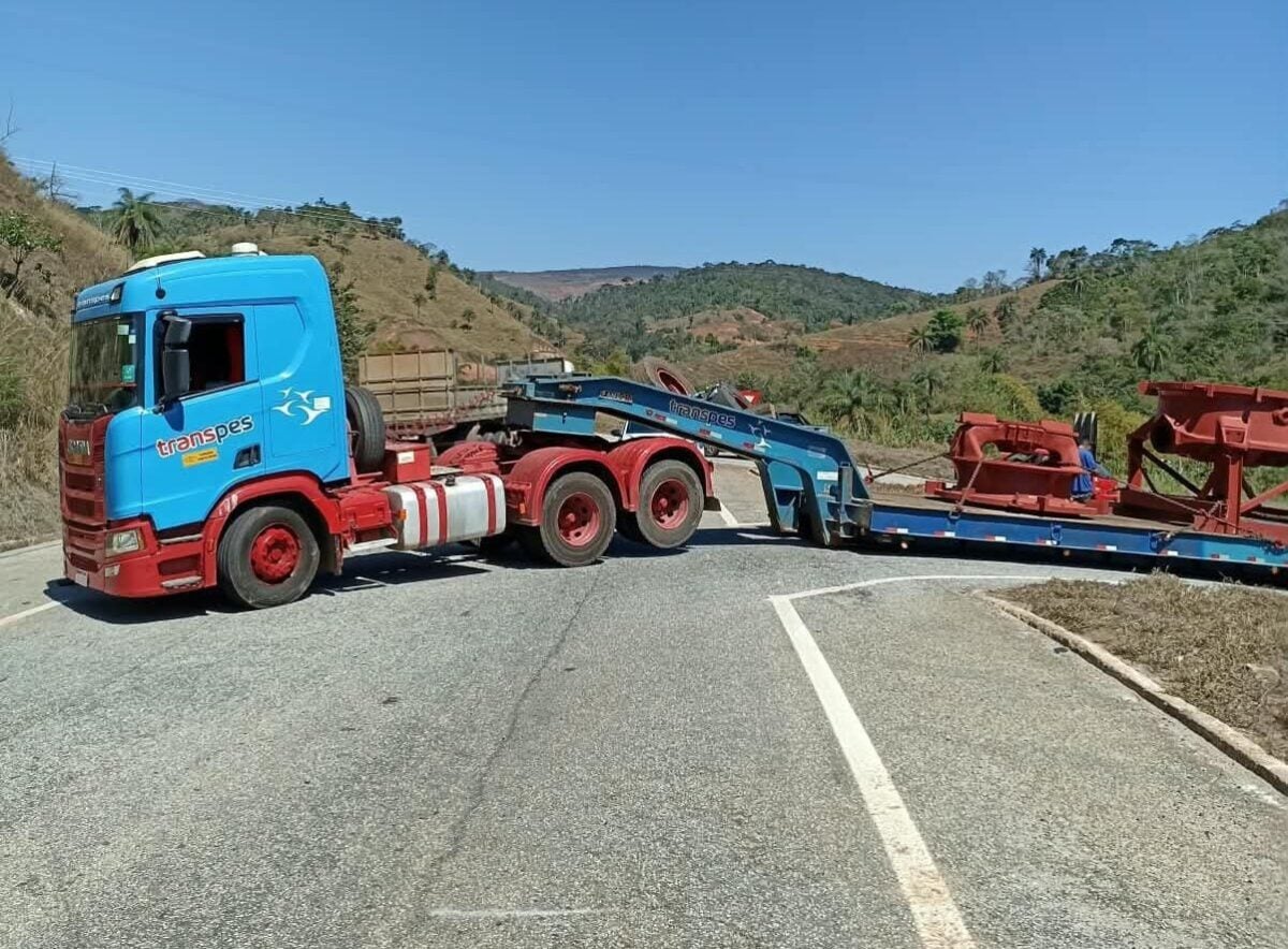 Carreta fica presa em trevo próximo à Barragem Santana, em Itabira