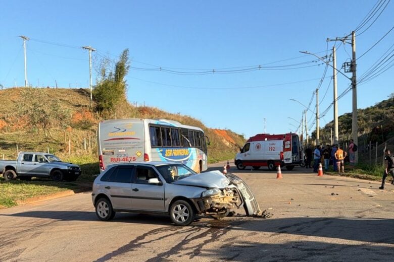 Itabira: motociclista é arremessado e sofre fratura exposta após bater em carro