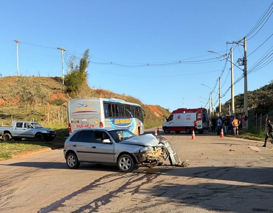 Itabira: motociclista é arremessado e sofre fratura exposta após bater em carro