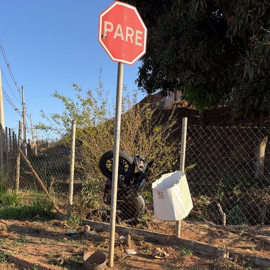 Motociclista sofre fratura exposta após bater de frente com carro em cruzamento de Itabira