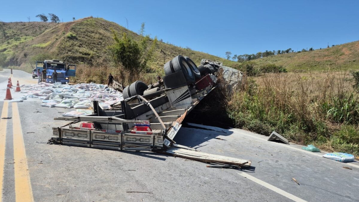 São Domingos do Prata: carreta carregada com cal tomba e interdita pista da BR-262 no sentido João Monlevade