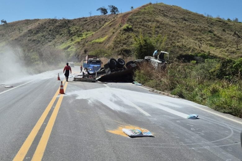 São Domingos do Prata: carreta carregada com cal tomba e interdita pista da BR-262 no sentido João Monlevade