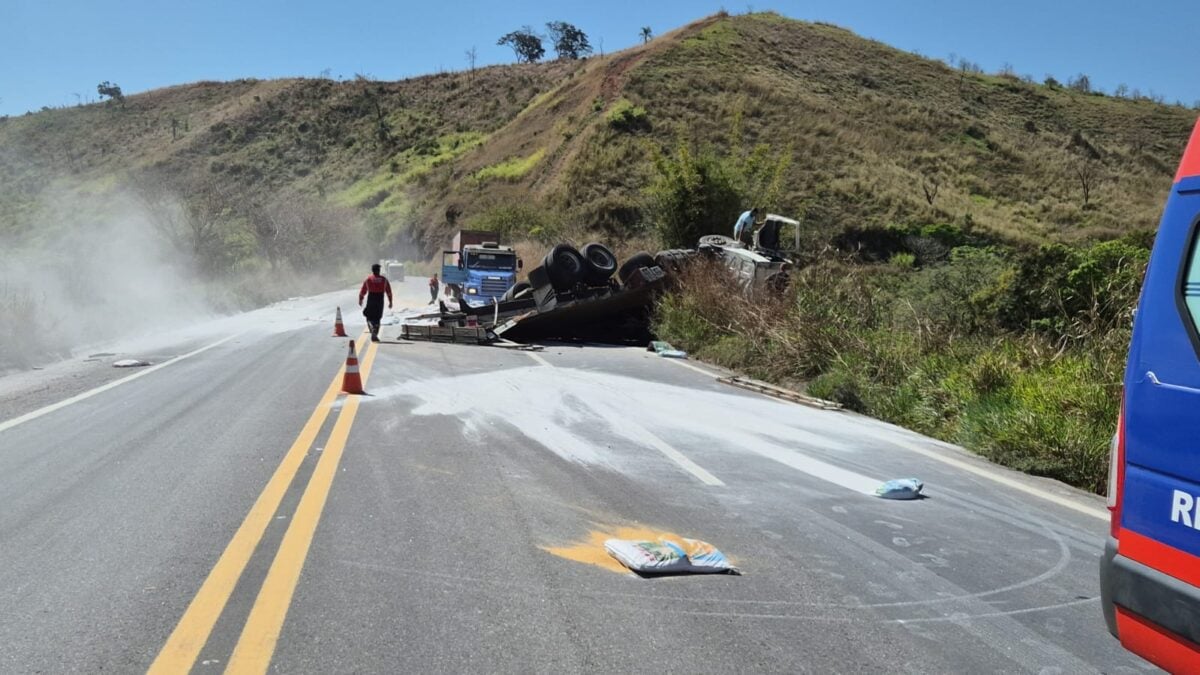 São Domingos do Prata: carreta carregada com cal tomba e interdita pista da BR-262 no sentido João Monlevade
