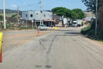 Novos quebra-molas são instalados na MG-129, no bairro Barreiro, em Itabira