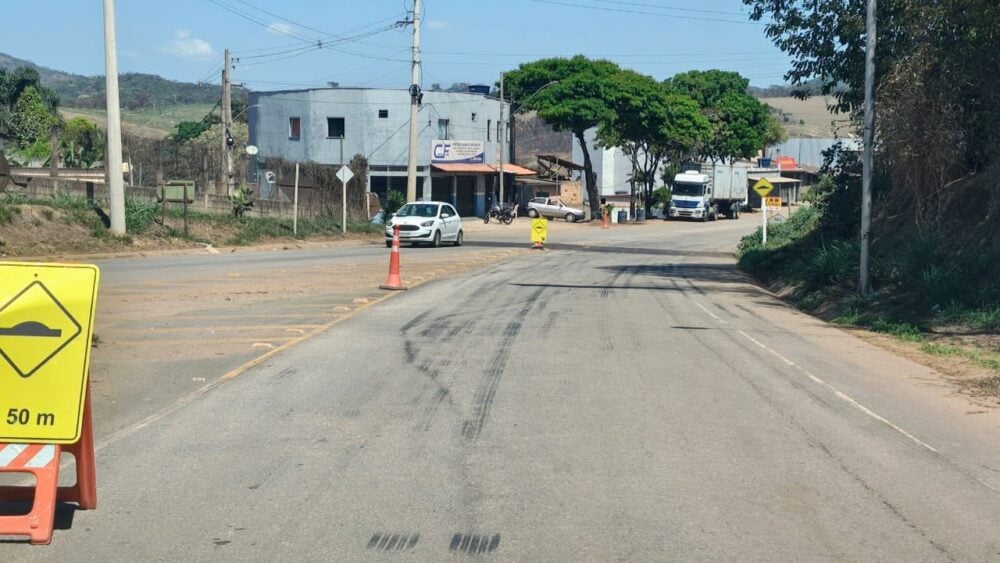 Novos quebra-molas são instalados na MG-129, no bairro Barreiro, em Itabira