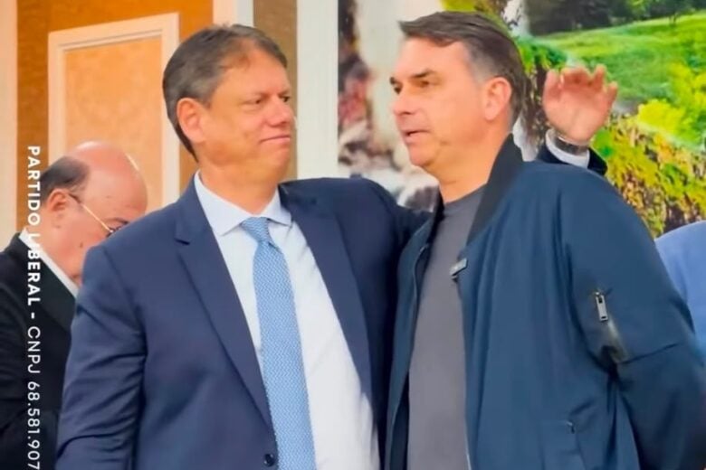 Em culto, Flávio Bolsonaro pede “espada da justiça” e Tarcísio cobra apuração do STF
