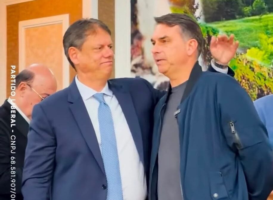 Em culto, Flávio Bolsonaro pede “espada da justiça” e Tarcísio cobra apuração do STF